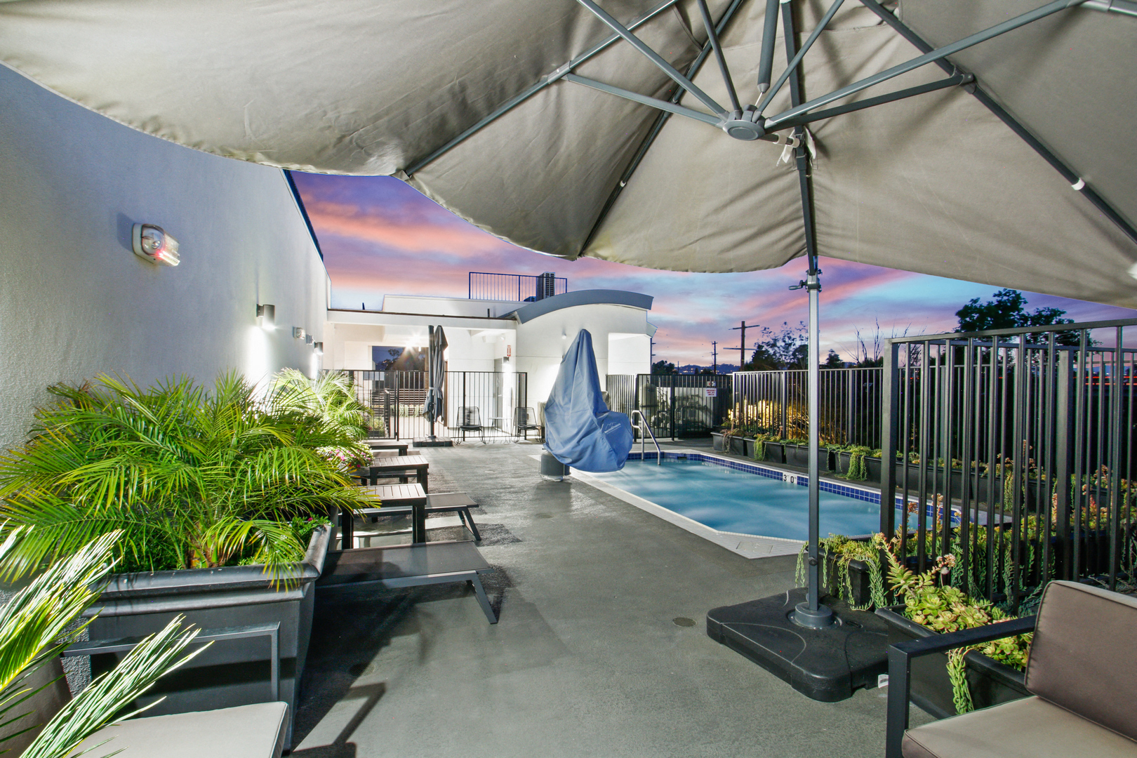 http://cdn.rentcafe.com/dmslivecafe/2/40772/Gorgeous rooftop pool spa with lounge area.jpg